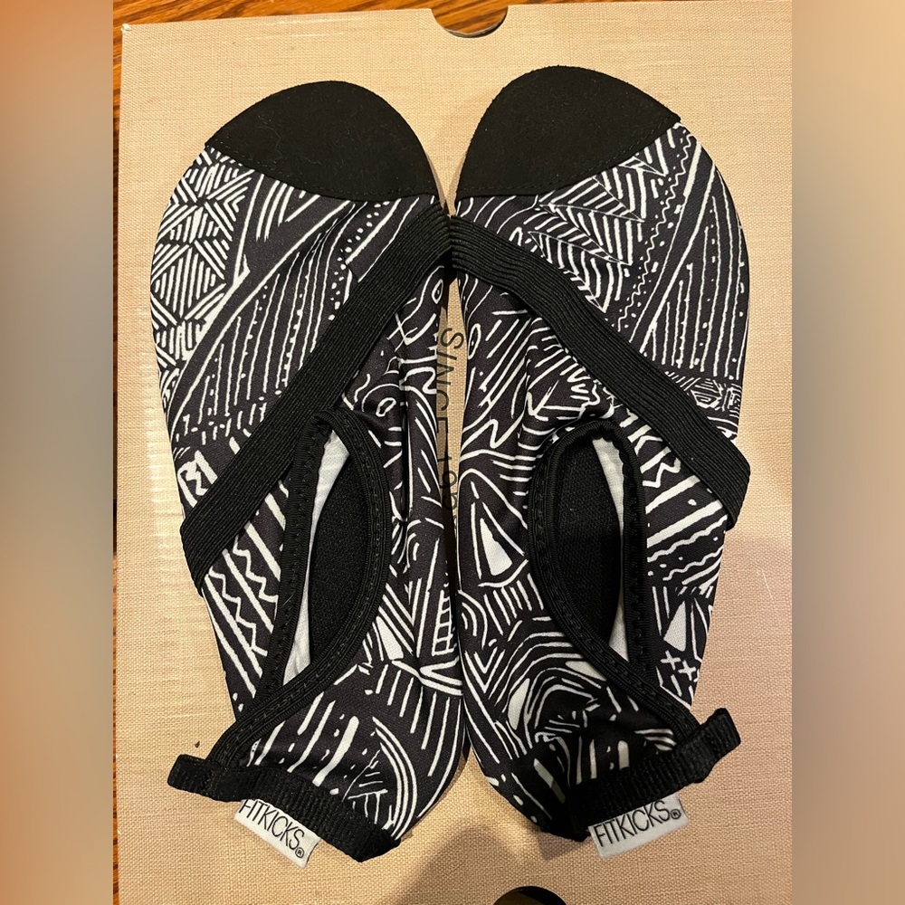 NEW Fitkicks Black and White Size Medium (7-8)